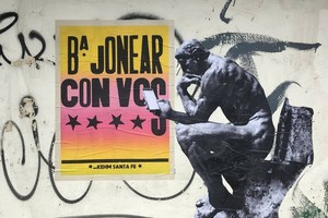 Este collage se ubica en una pared de esta capital, y es del artista santafesino Kehm. Es "El Pensador" de Auguste Rodin con un celular: invita a pensar. Archivo El Litoral
