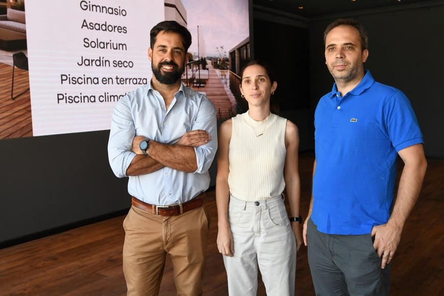 Octavio Benuzzi junto a Camila y Nicolás Capello, de la firma cordobesa Vulletic.