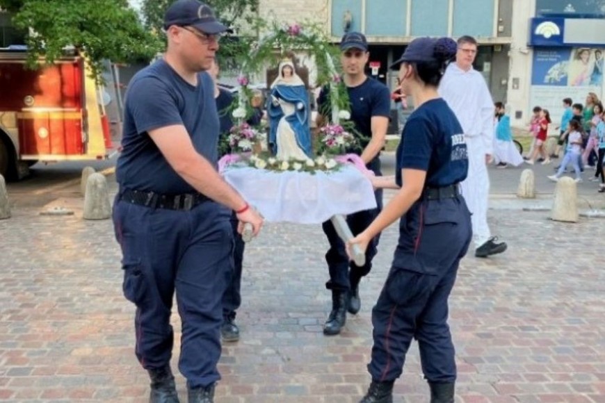 Los Bomberos Voluntarios hicieron la escolta de la imagen de la santa. Crédito:  Gálvez Hoy.