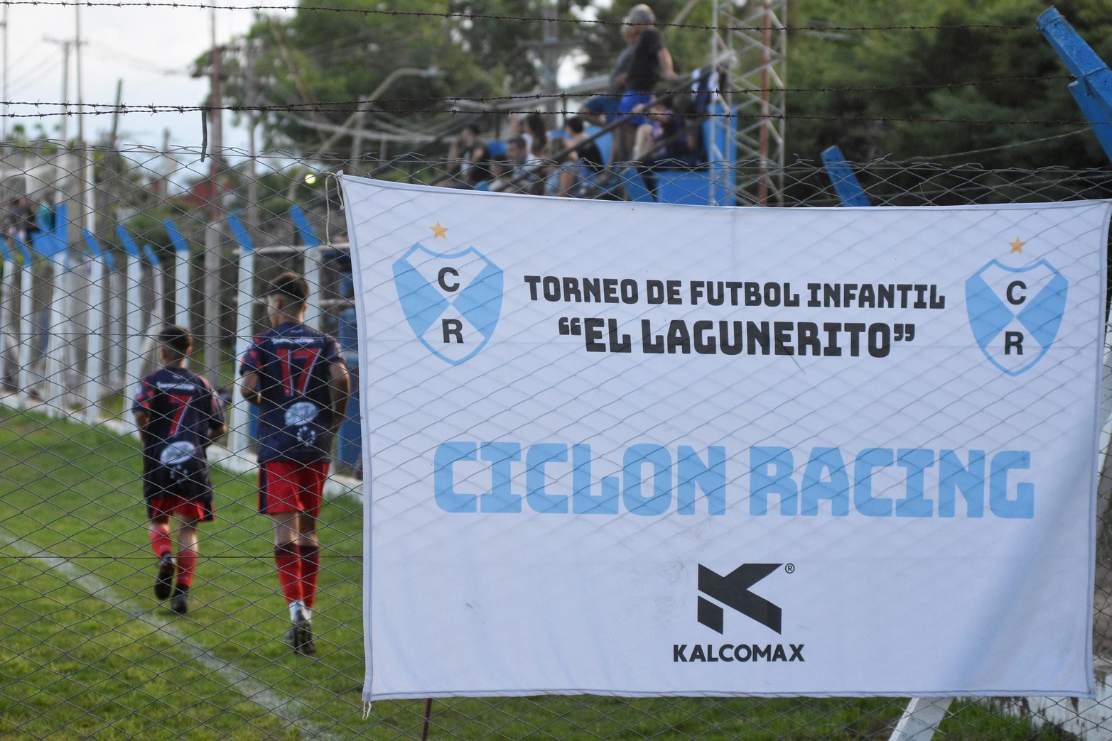 El Lagunerito no solo es una competición; es un sueño que se está cumpliendo para estos jóvenes deportistas. La lluvia, lejos de apagar la chispa futbolera, añade un toque de emoción a cada encuentro. El profesor Servín afirma: "Si el tiempo acompaña, seguiremos mañana, y el lunes feriado pondremos en juego las finales".