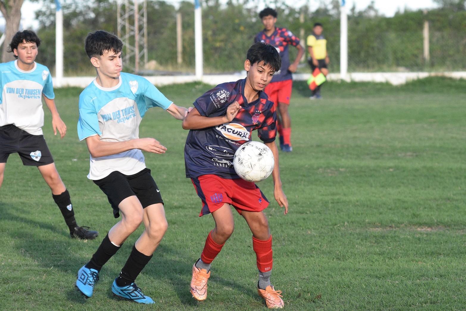 El Lagunerito, torneo infantil de fútbol, desafía al clima en su segunda jornada. Hugo Servín, coordinador del evento, destaca el entusiasmo de los niños y la posibilidad de finales el lunes feriado.