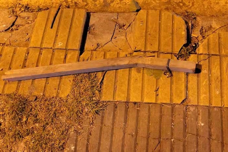 El objeto con el que habrían golpeado al joven. Crédito: Gentileza Radio Jota