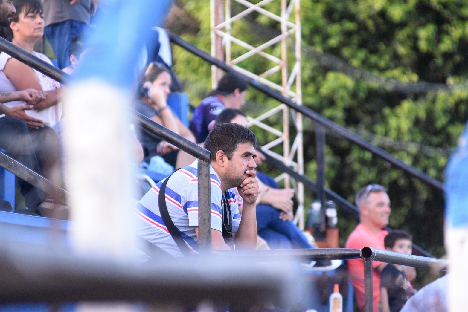 El público, armado con repelente y una dosis extra de entusiasmo, se hizo presente para disfrutar de la segunda jornada del torneo. Padres, familiares y amantes del fútbol se unieron para respaldar a los pequeños atletas, creando una atmósfera vibrante y llena de alegría.