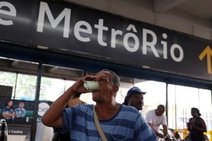 Un hombre bebe un vaso de agua fría en medio de una ola de calor, en la estación de tren de Río de Janeiro, Brasil, 17 de noviembre de 2023. Foto: Reuters