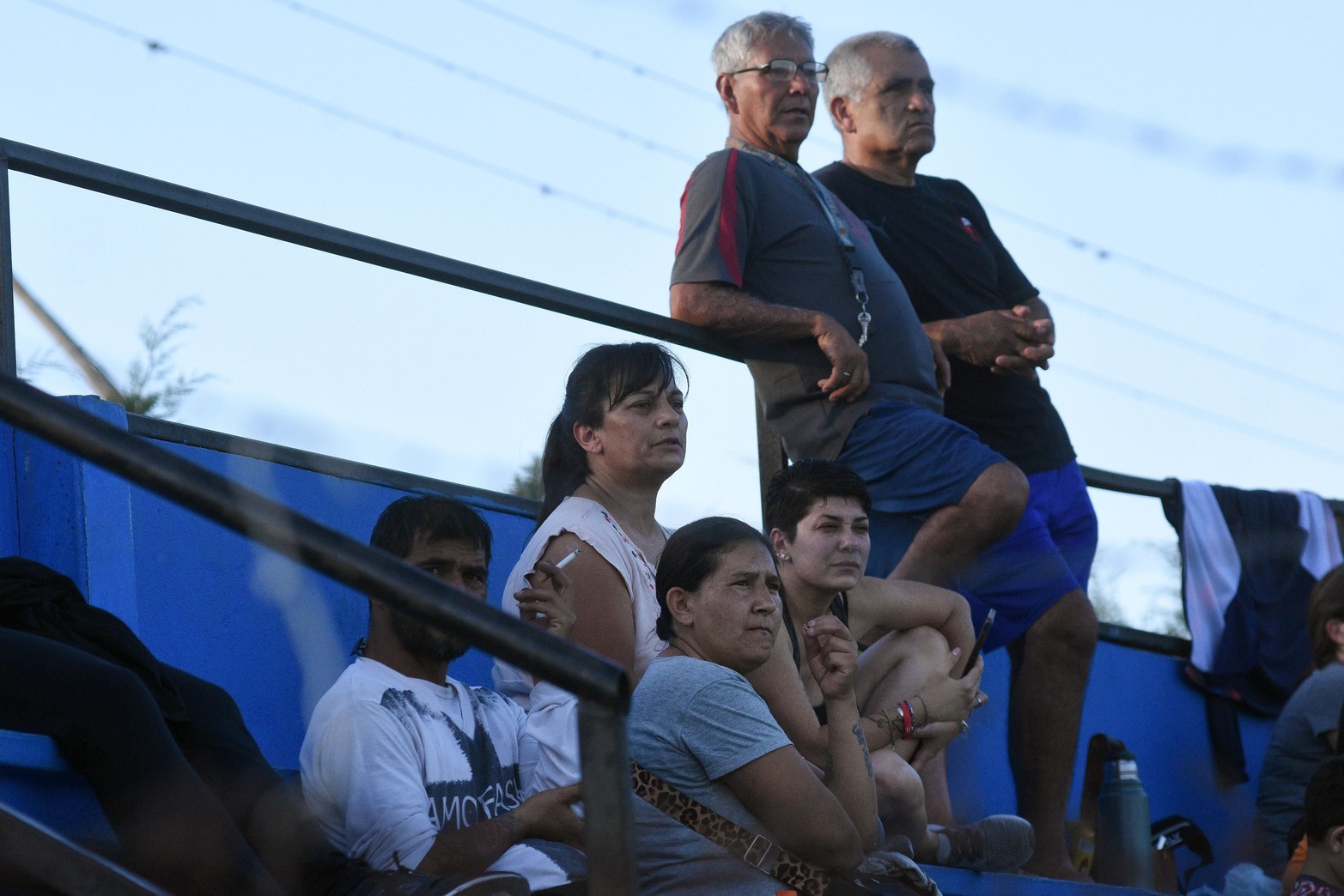 El público, armado con repelente y una dosis extra de entusiasmo, se hizo presente para disfrutar de la segunda jornada del torneo. Padres, familiares y amantes del fútbol se unieron para respaldar a los pequeños atletas, creando una atmósfera vibrante y llena de alegría.