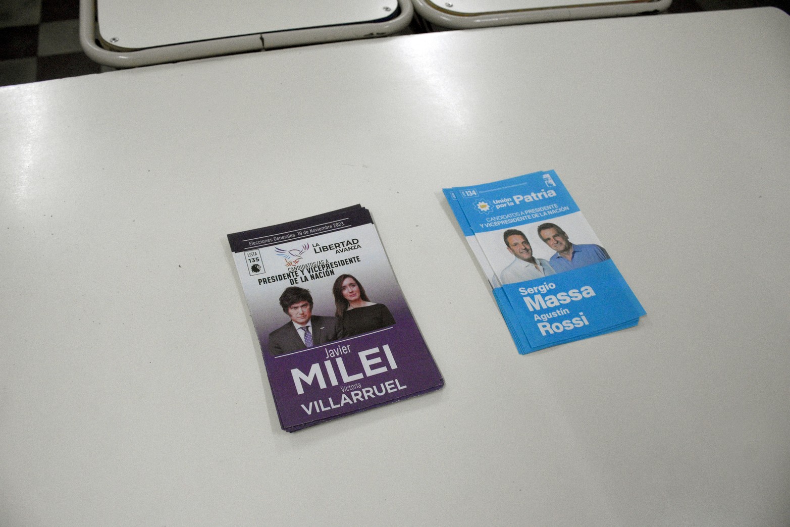 Con esas votaciones, el electorado fue perfilando el orden de sus preferencias político-partidarias hasta este último tramo, en el que sólo hubo dos boletas en el cuarto oscuro: la de UxP, con la fórmula presidencial Massa-Rossi, y la de LLA, con el binomio Milei-Villarruel.