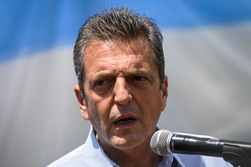 Argentine presidential candidate Sergio Massa speaks on the day of Argentina's runoff presidential election, in Tigre, on the outskirts of Buenos Aires, Argentina November 19, 2023. REUTERS/Mariana Nedelcu