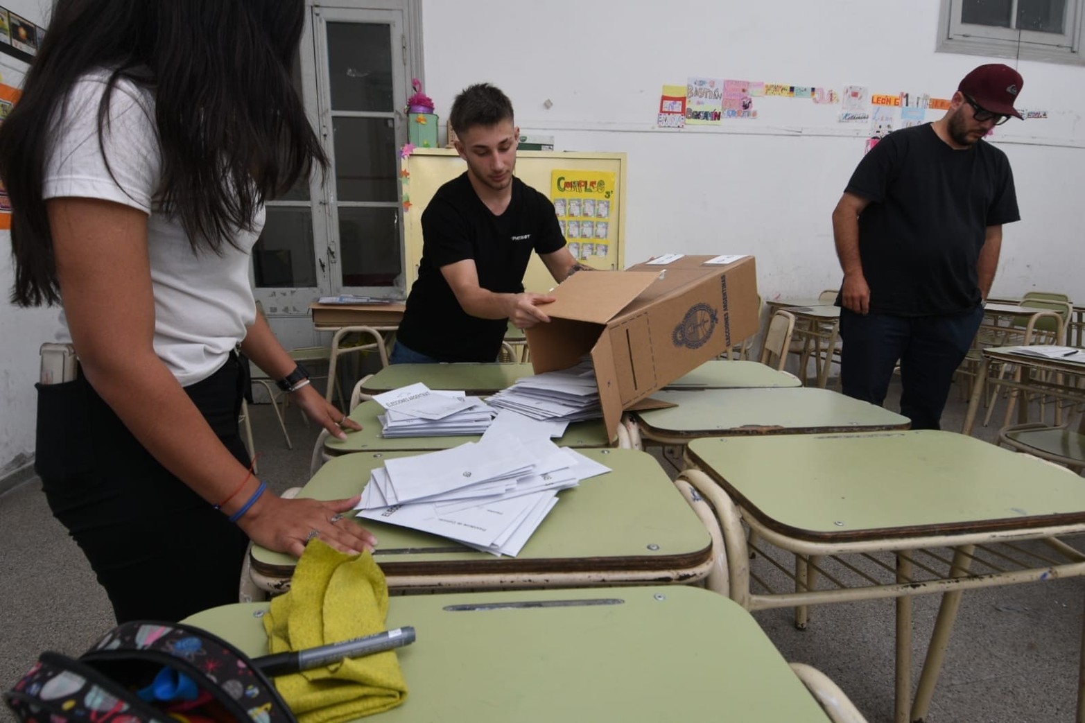 A las 18 horas cerraron los comicios en todo el país y comenzó el recuento de votos para definir quién ganará este balotaje que marcará el rumbo del país durante los próximos cuatro años.