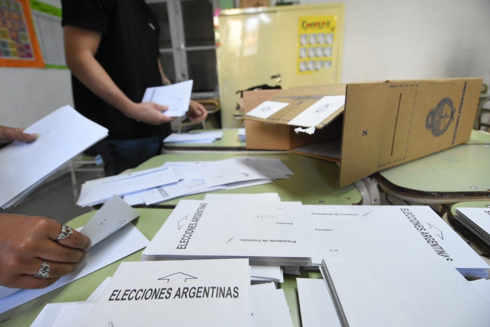Massa o Milei: cerraron los comicios y comienza el recuento de votos.