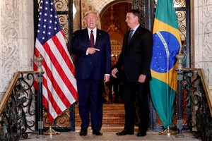 Los expresidentes de Estados Unidos y Brasil saludaron a Javier Milei. Foto: Reuters.