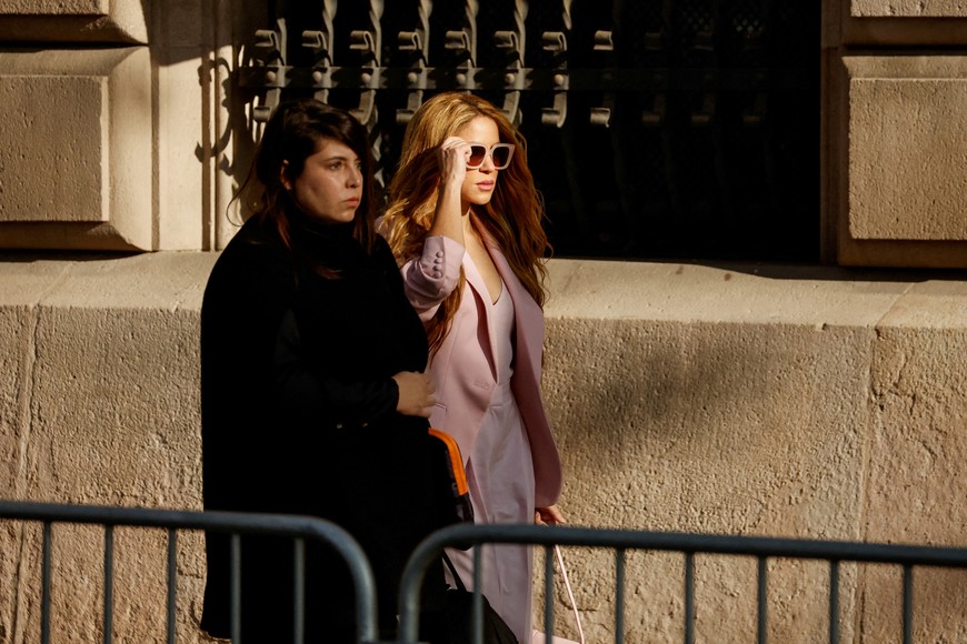 Colombian singer Shakira leaves the court on the day of her trial on tax fraud charges in Barcelona, Spain November 20, 2023. REUTERS/Albert Gea