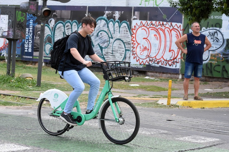 El sistema público de bicicletas fue un acierto de la gestión y la ciudadanía adoptó este medio de movilidad público y, por ahora, gratuito. Foto: Guillermo Di Salvatore