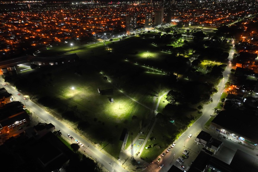 El parque Federal fue uno de los espacios verdes que se iluminó. Las obras llegaron también a los parques Garay y del Sur y a varias plazas. Foto: Fernando Nicola