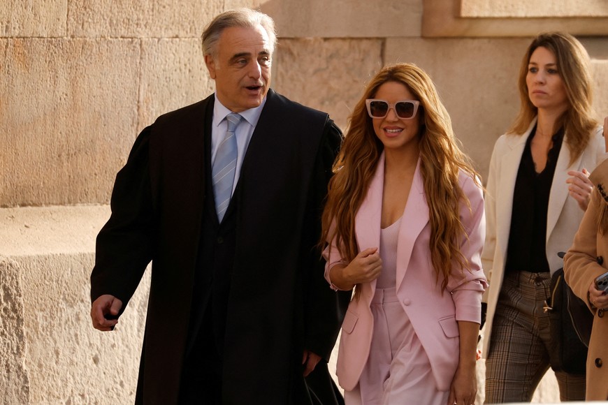 Colombian singer Shakira and her lawyer Pau Molins arrive at court for her trial facing allegations of tax fraud in Barcelona, Spain November 20, 2023. REUTERS/Albert Gea