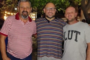 El intendente de Coronda, Ricardo Ramírez, Rubén Pernuzzi, uno de los referentes locales de LLA y Gabriel Vinderola, futuro presidente comunal de Larrechea.