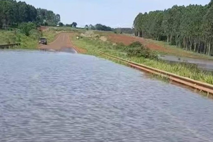 El agua llegó al asfalto e interrumpió el tránsito de la ruta a la altura del puente sobre el arroyo Ciriaco