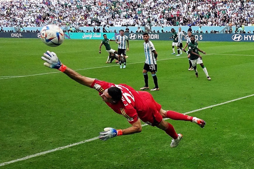 El segundo gol de los árabes, una brillante definición que dejó sin chances a Dibu Martínez, quien luego adquiriría una importancia suprema para el logro del inolvidable título. Crédito: Reuters