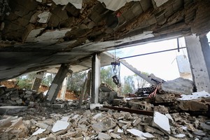 (231120) -- AL-JABAYN, 20 noviembre, 2023 (Xinhua) -- Imagen del 20 de noviembre de 2023 de un edificio destruido en un ataque aéreo israelí, en Al-Jabayn, Líbano. Drones israelíes llevaron a cabo el lunes diez ataques aéreos contra varias aldeas y poblados en el sur de Líbano, matando a una persona e hiriendo a tres más, dijeron a Xinhua fuentes militares libaneses. (Xinhua/Ali Hashisho) (rtg) (ah) (vf)