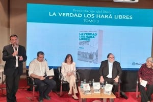 Presentación de "La verdad los hará libre", tomo 3. Desde la izquierda: Ignacio Tomé, Fabricio Forcat, Marcela Mazzini, Nieves Tapia y Carlos Galli.