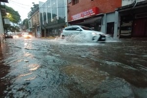 Mucha agua en la intersección de calle Salta y 9 de Julio, a una cuadra del palacio municipal.
