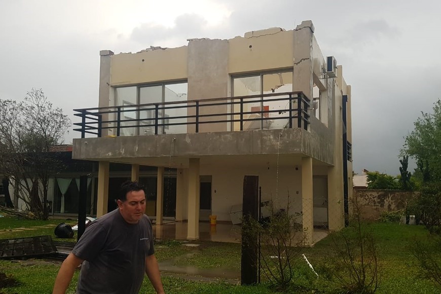 Importantes destrozos dejó el fuerte temporal que azotó a la ciudad y la región.