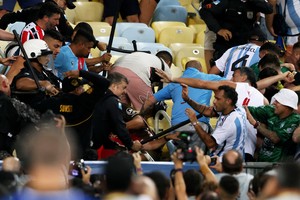 Las agresiones sufridas por hinchas del equipo albiceleste de parte de los parciales locales primero y con mayor dureza de la policía local después. Crédito: Reuters/Sergio Moraes
