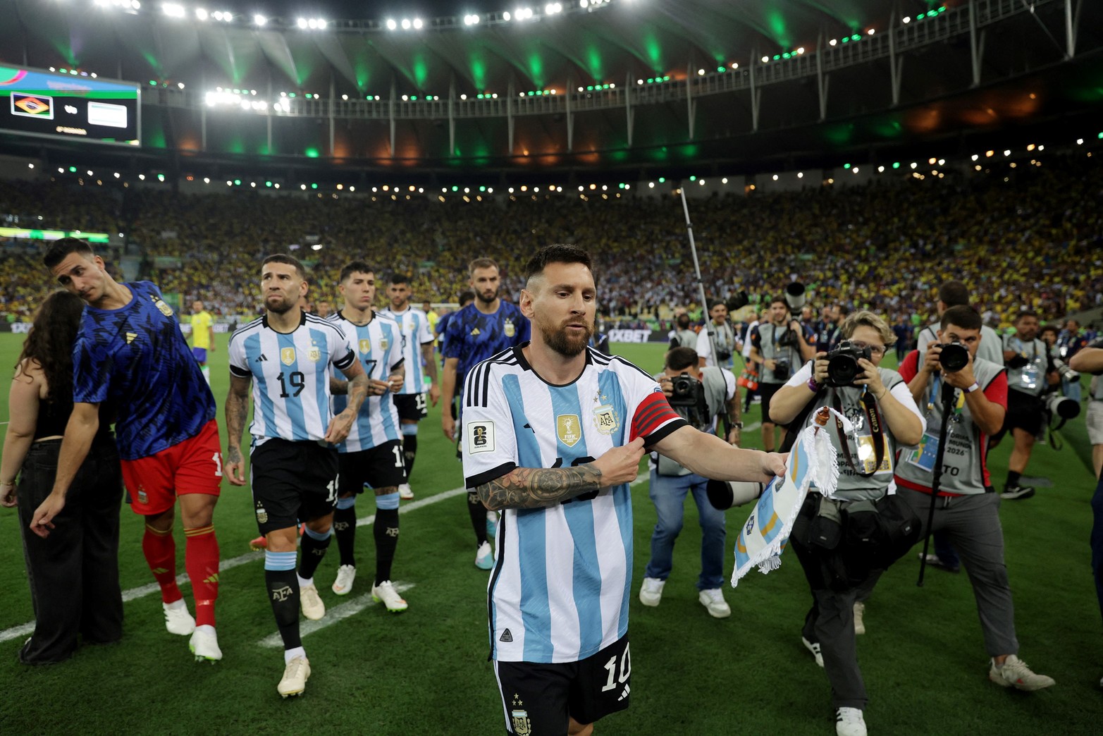 Se fueron de la cancha. Por los disturbios entre la policía y los hinchas argentinos, Messi como capitán decidió retirarse de la cancha hasta tanto no se brinde seguridad. 