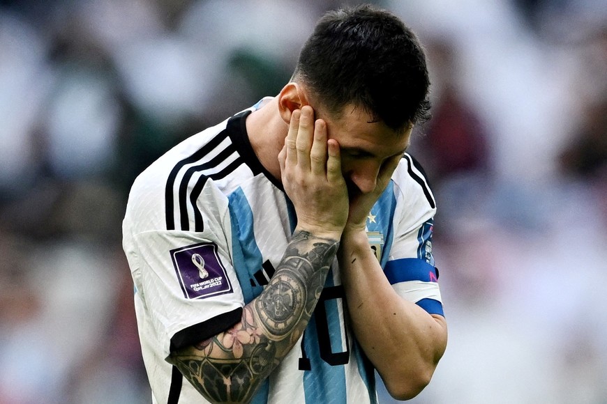El gesto de Messi apenas terminado el partido era pura decepción. Allí fue cuando lanzó aquella famosa frase: "No vamos a dejar tirados a los argentinos). Crédito: Reuters