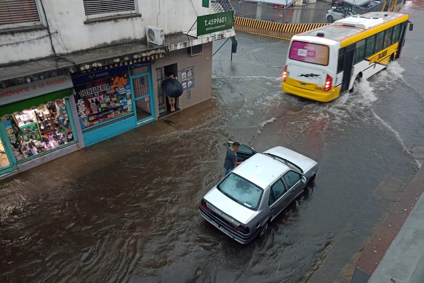 Mucha agua en la intersección de calle Salta y 9 de Julio, a una cuadra del palacio municipal.