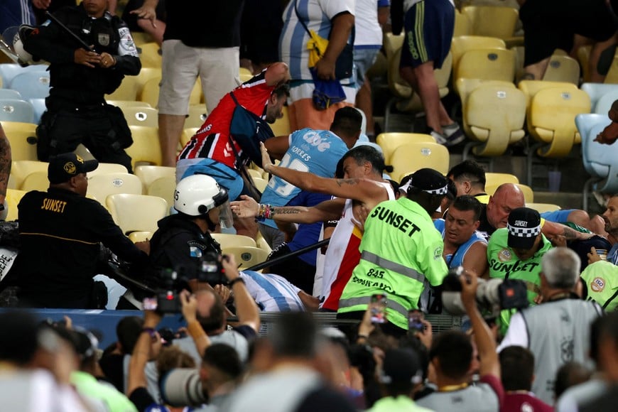 Soccer Football - World Cup - South American Qualifiers - Brazil v Argentina - Estadio Maracana, Rio de Janeiro, Brazil - November 21, 2023
Fans clash with security staff in the stands causing a delay to the start of the match REUTERS/Sergio Moraes