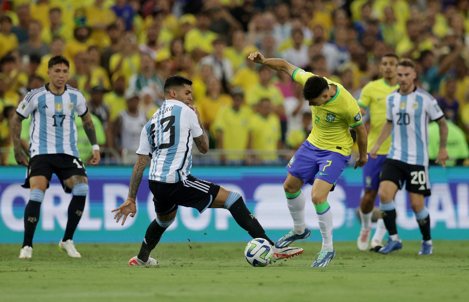 Cristian Romero en defensa otra vez volvió a mostrar su  solidez. En la foto junto al brasilero Gabriel Martinelli. 