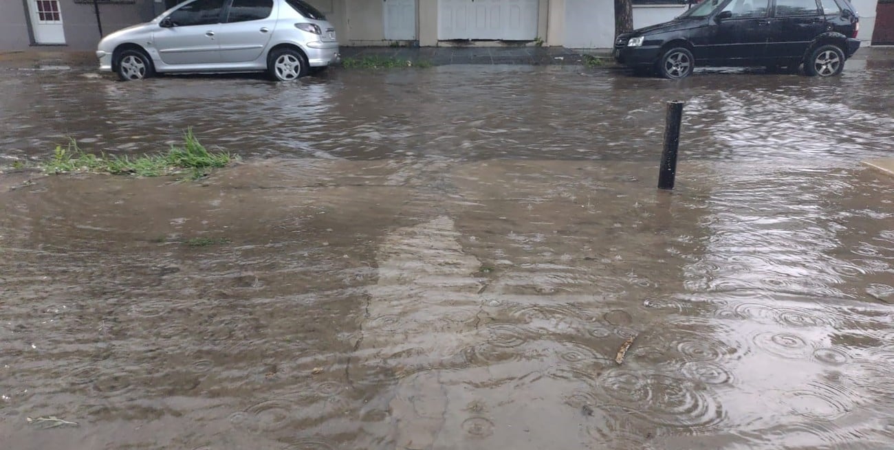 La lluvia torrencial anegó áreas de barrios del norte y centro de la ciudad de Santa Fe