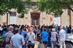 Trabajadores de la salud y vecinos realizaron un abrazo solidario en las puertas del Hospital San Carlos de Casilda.