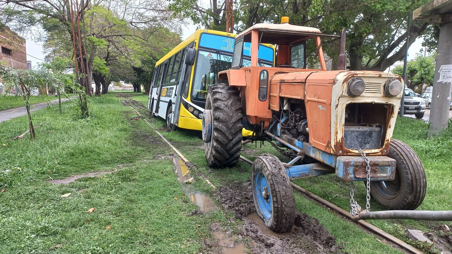 En la vía enterrado en barro . Un colectivo de la Linea 14 quedó atascado cuando realizó una maniobra en la que circuló casi 100 metros por las vías del tren en plena tormenta