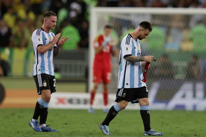 Soccer Football - World Cup - South American Qualifiers - Brazil v Argentina - Estadio Maracana, Rio de Janeiro, Brazil - November 21, 2023
Argentina's Lionel Messi walks off the pitch after being substituted REUTERS/Ricardo Moraes