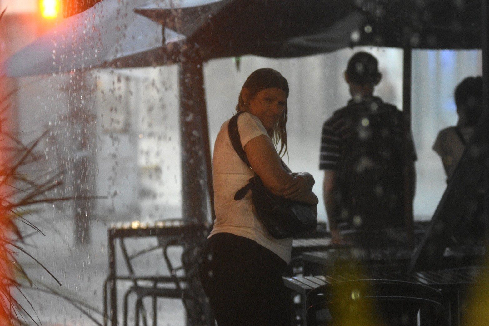 Buscando refugio. Varios peatones debieron buscar un lugar para esperar a que la lluvia pare.