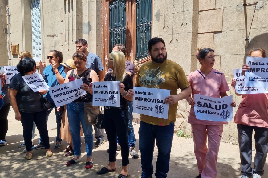 Trabajadores de la salud y vecinos realizaron un abrazo solidario en las puertas del Hospital San Carlos de Casilda.