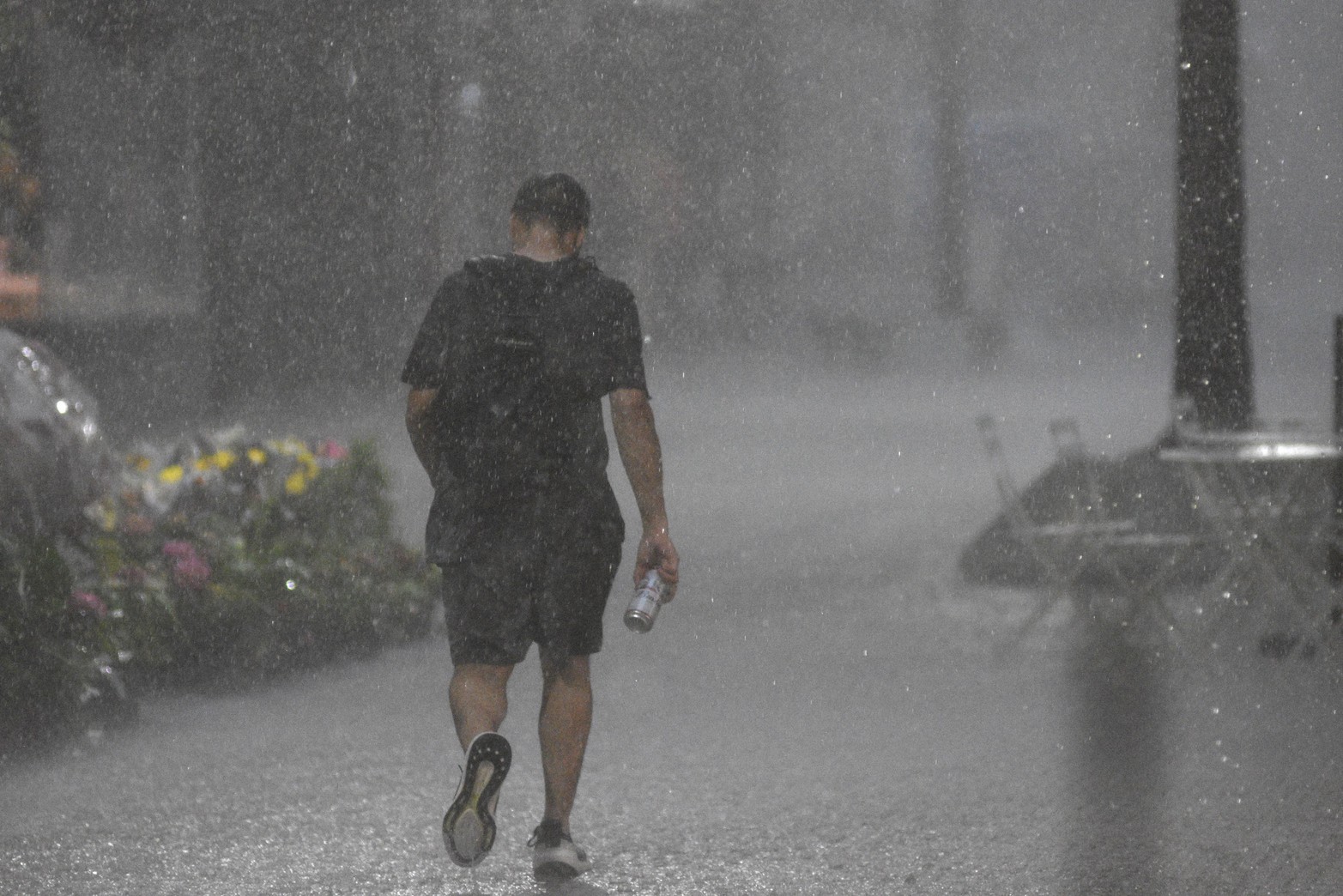Algunos disfrutaron la esperada lluvia. 