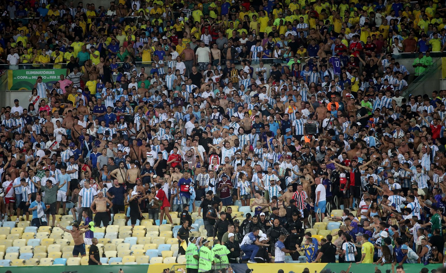 En el gigante estadio del Maracana en Brasil. La hinchada argentna tuvo un pulmón y fue rodeada por la policía.