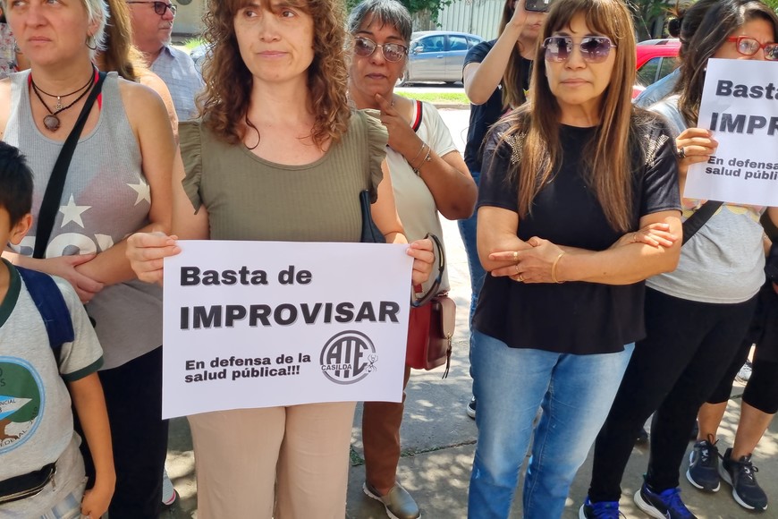 Trabajadores de la salud y vecinos realizaron un abrazo solidario en las puertas del Hospital San Carlos de Casilda.