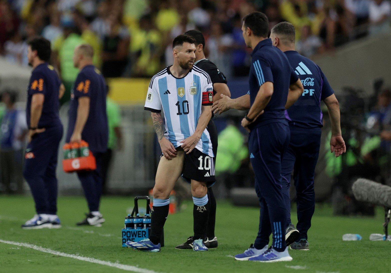 Lionel Messi cuando el partido se paró, recurrió hasta el banco de suplentes para que le realicen masajes. 