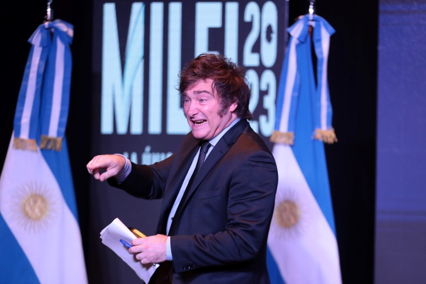 (231120) -- BUENOS AIRES, 20 noviembre, 2023 (Xinhua) -- Imagen del 19 de noviembre de 2023 del presidente electo de Argentina, Javier Milei, reaccionando en el búnker de campaña, en la ciudad de Buenos Aires, Argentina. El diputado liberal Javier Milei, del frente opositor La Libertad Avanza, se impuso el domingo en la segunda vuelta presidencial de Argentina sobre el ministro de Economía y representante del espacio oficialista Unión por la Patria, Sergio Massa, y será presidente del país sudamericano durante cuatro años a partir de diciembre próximo. (Xinhua/Luciano González Torres) (mz) (oa) (ah) (vf)