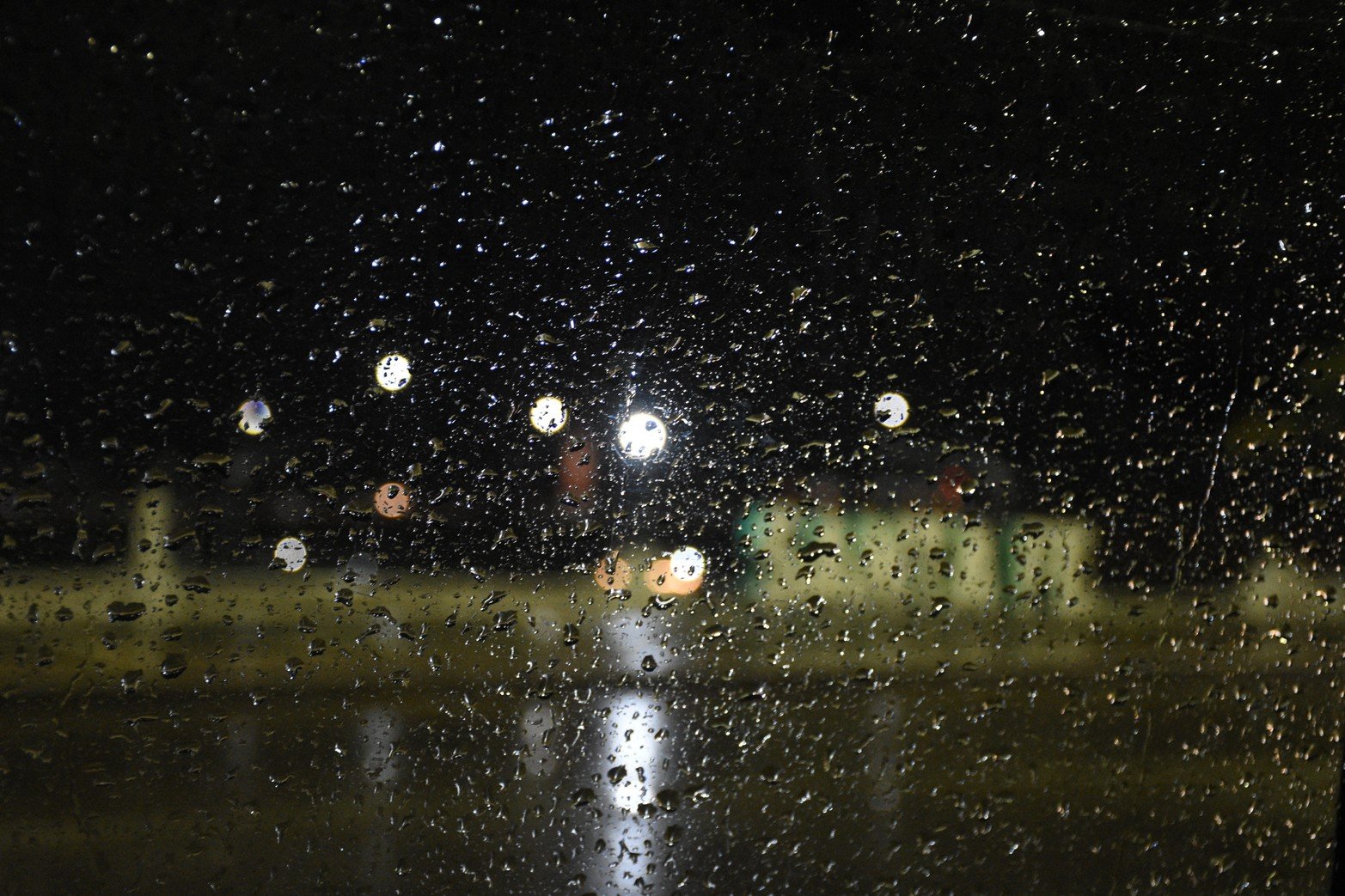 La lluvia en la ciudad con las letras corpóreas..
