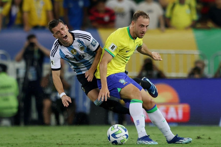 Soccer Football - World Cup - South American Qualifiers - Brazil v Argentina - Estadio Maracana, Rio de Janeiro, Brazil - November 21, 2023
Argentina's Giovani Lo Celso in action with Brazil's Carlos Augusto REUTERS/Sergio Moraes