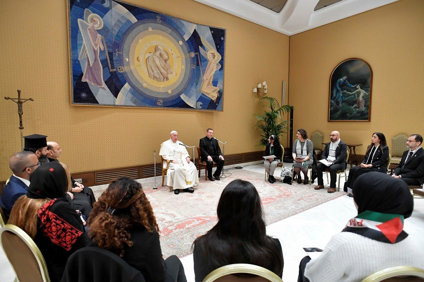 Pope Francis meets with Palestinians whose relatives are stranded in Gaza, amid conflict between Israel and the Palestinian Islamist group Hamas, at the Vatican November 22, 2023.   Vatican Media/­Handout via REUTERS    ATTENTION EDITORS - THIS IMAGE WAS PROVIDED BY A THIRD PARTY.