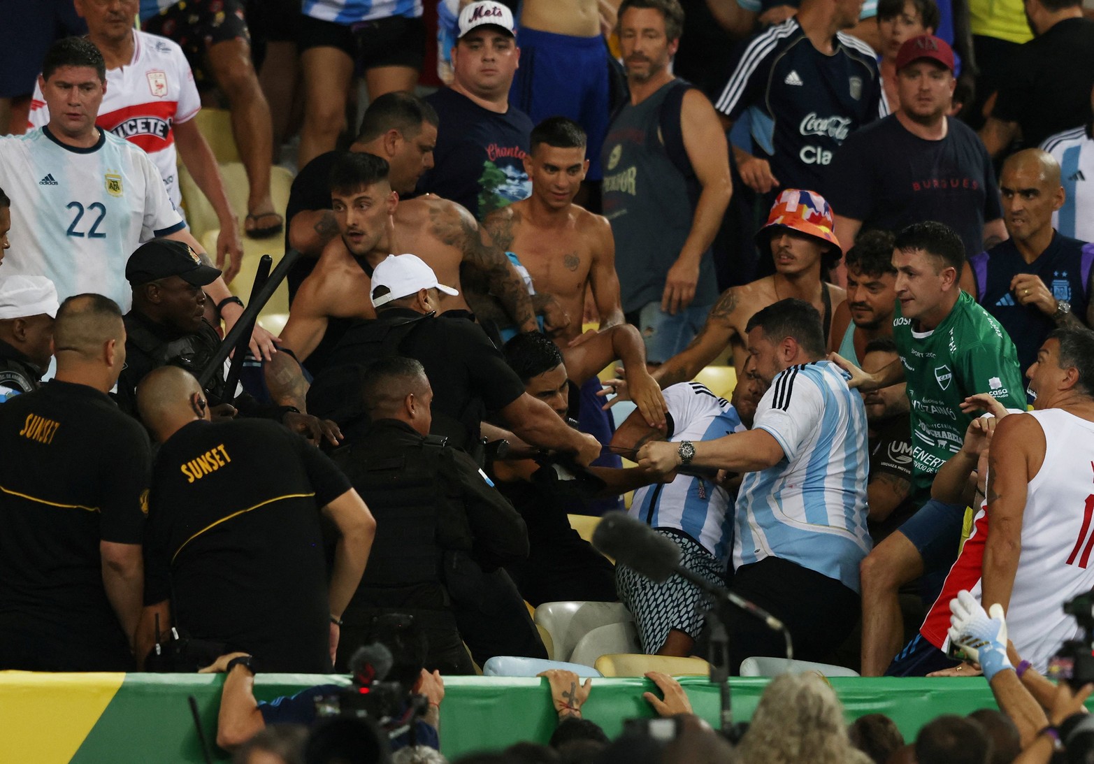 La policía de Brasil con los bastones pegando a la hinchada Argentina. Una situación atípica en este tipo de nivel. 