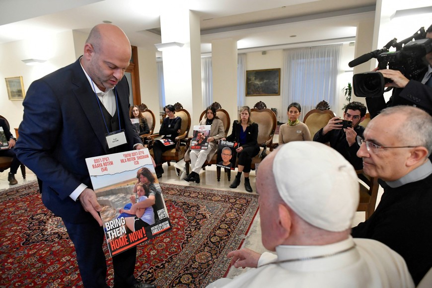 Pope Francis meets with Israeli relatives of hostages kidnapped amid conflict between Israel and the Palestinian Islamist group Hamas, at the Vatican November 22, 2023.   Vatican Media/­Handout via REUTERS    ATTENTION EDITORS - THIS IMAGE WAS PROVIDED BY A THIRD PARTY.