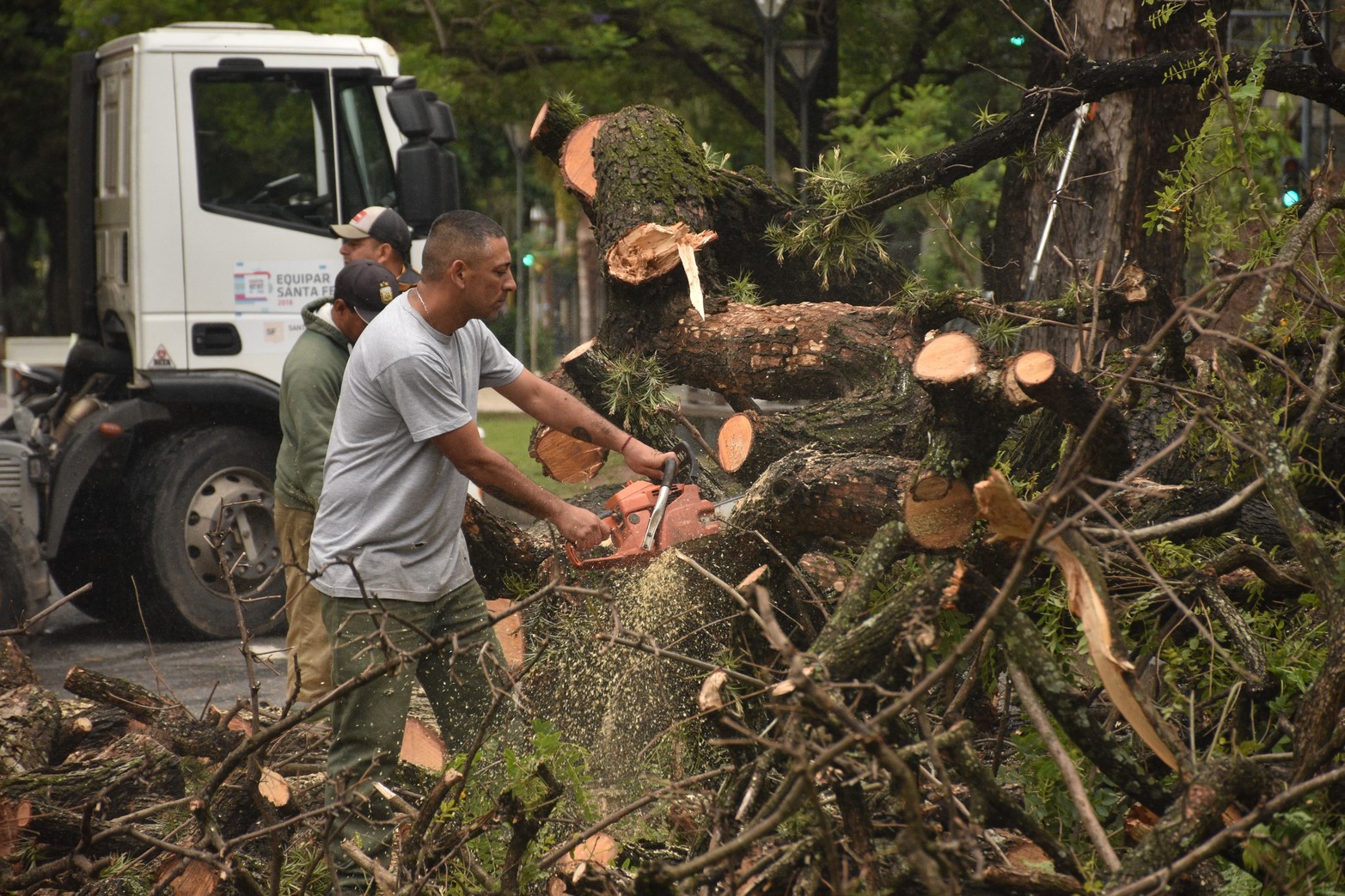La cuadrilla municipal trabajando para liberar el tránsito en bulevar