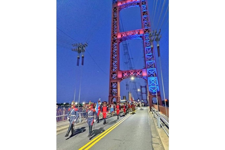 La caravana cruzó el Puente Colgante.