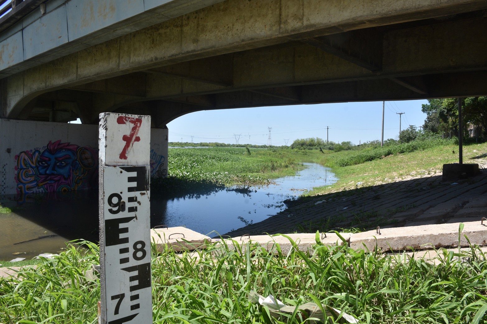El río Salado en nivel de alerta. El hidrómetro en la zona de Santo Tomé.